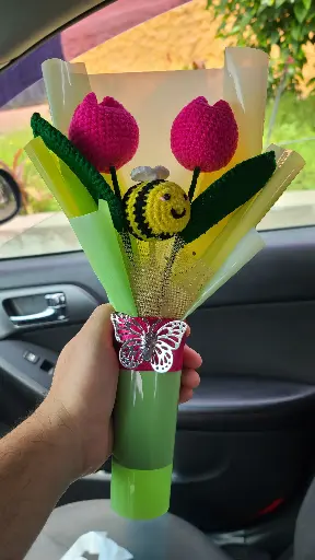 Tulipanes y Abejita 🌷🌷🐝